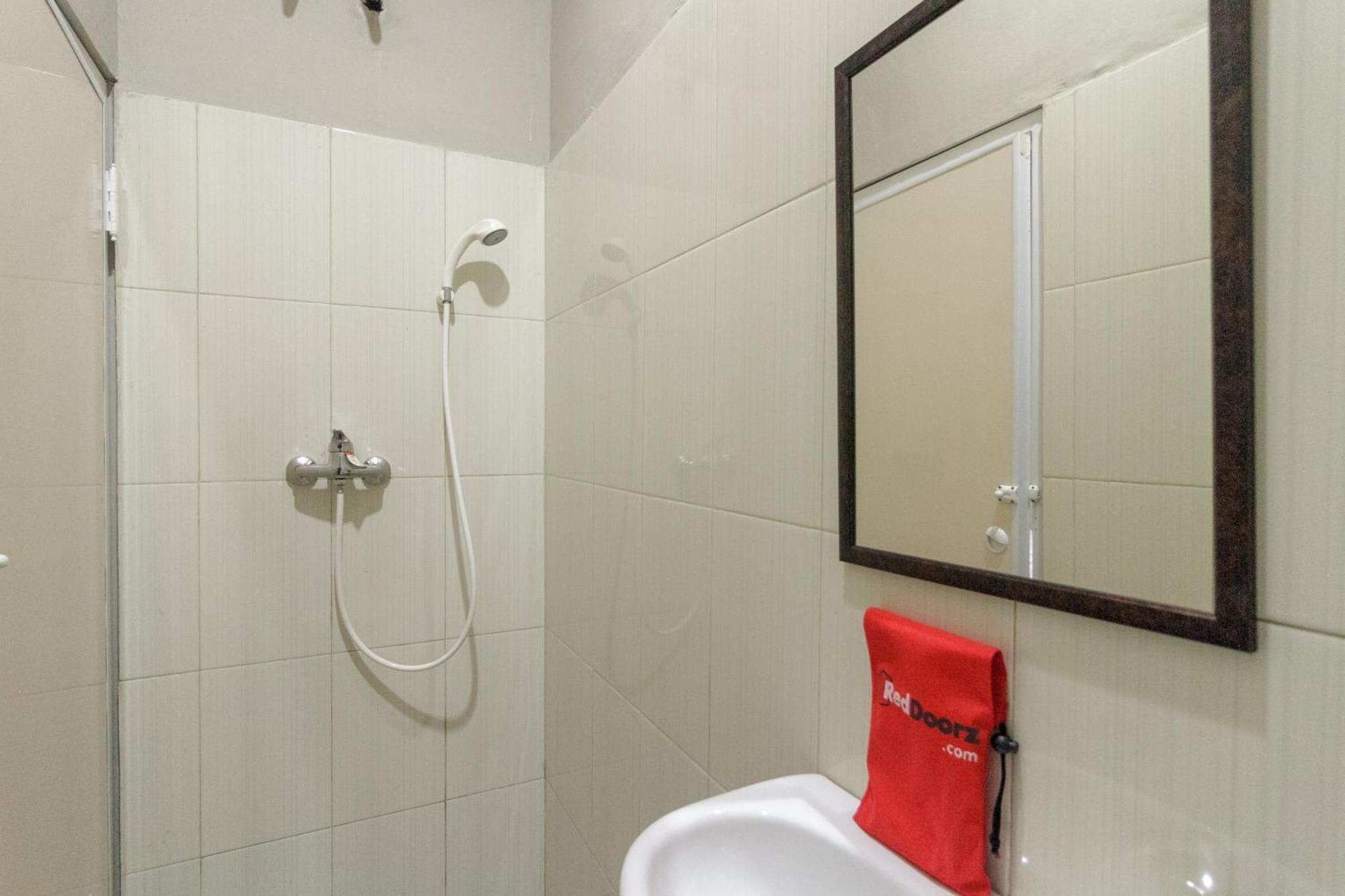 Reddoorz Near Puri Indah Mall 雅加达 外观 照片