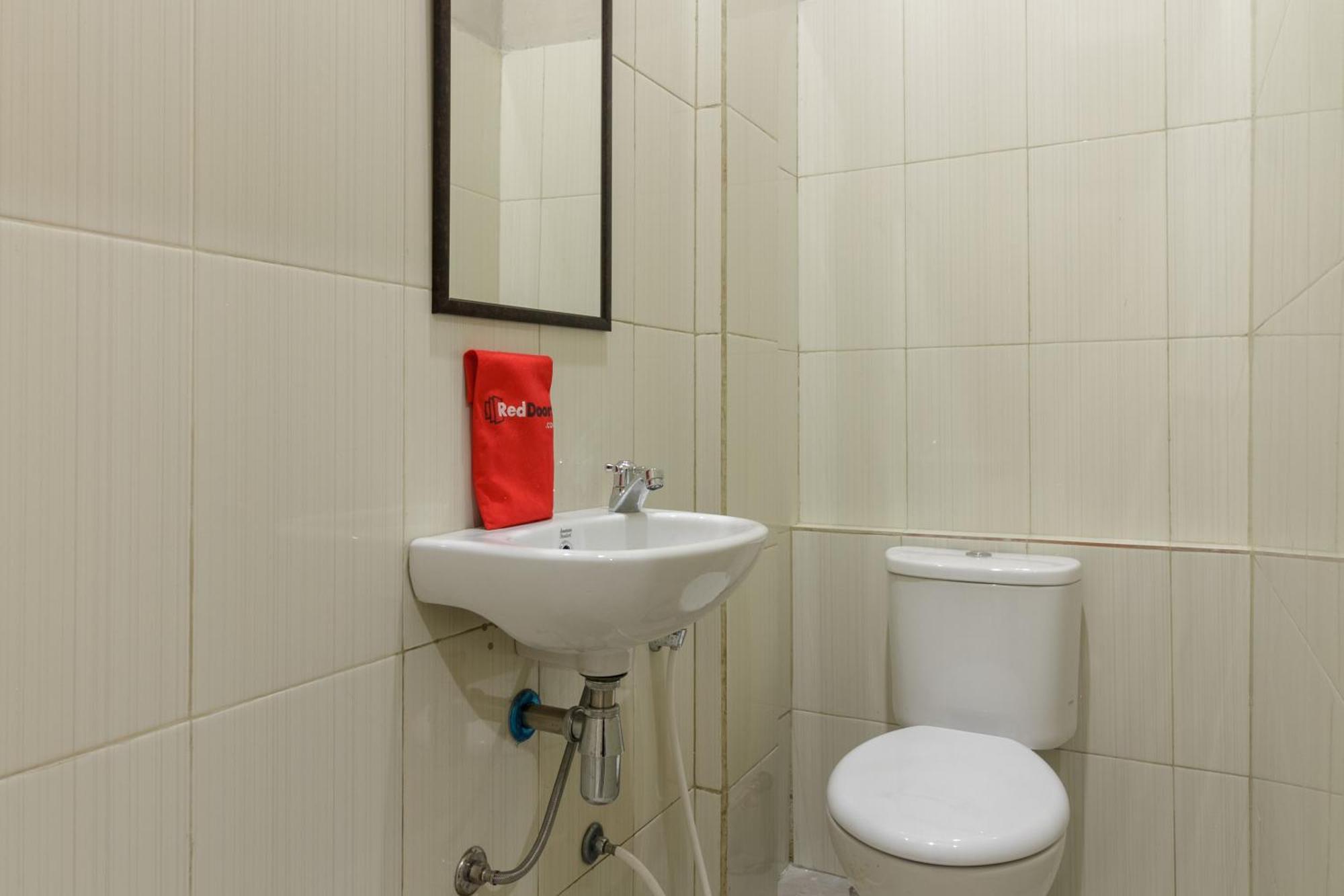 Reddoorz Near Puri Indah Mall 雅加达 外观 照片