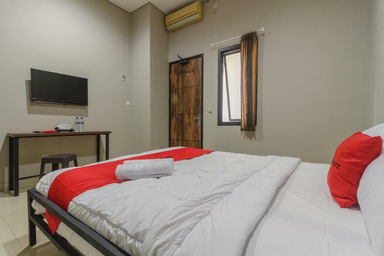 Reddoorz Near Puri Indah Mall 雅加达 外观 照片
